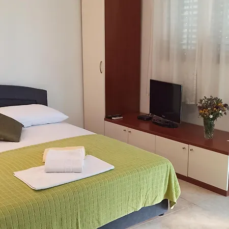 Studioapartment In Tribunj Mit Terrasse, Klimaanlage, W-lan, Waschmaschine 5040-2 Daire Tribalj